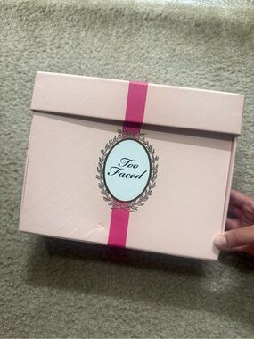 Too Faced “Le Grand Palais” Christmas in Paris 2015 Holiday Palette (New)